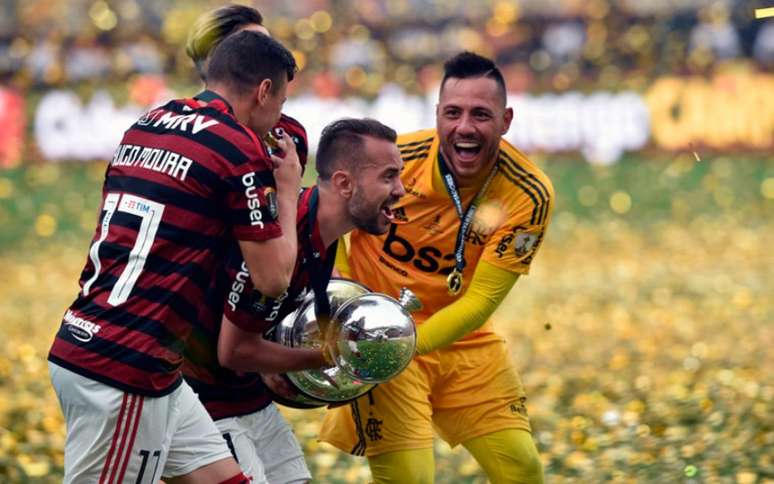 Flamengo iniciará a busca pelo Tri diante do Vélez (Foto: CRIS BOURONCLE / AFP)