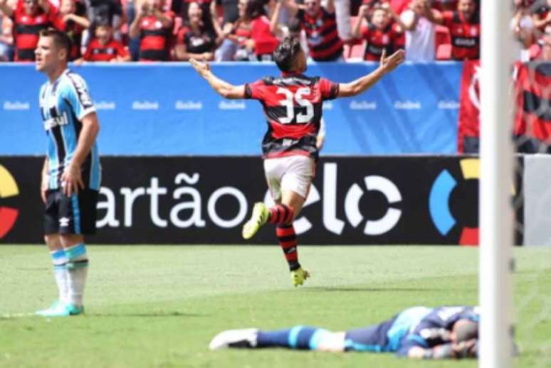 Diego comemora gol na estreia (Foto: Gilvan de Souza / Flamengo)