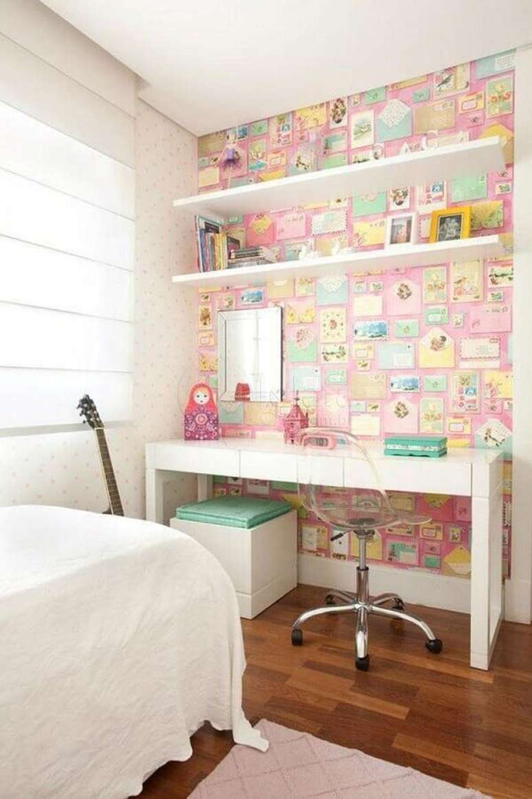 22. Cadeira para escrivaninha de quarto feminino decorado com papel de parede infantil – Foto: Lolafa