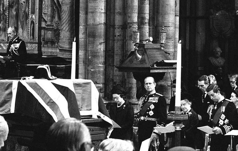 Em agosto de 1979, o primo da rainha, lorde Louis Mountbatten, foi morto por uma explosão de bomba do grupo IRA em seu barco na Irlanda. O duque de Edimburgo estava no norte da França e voltou ao Reino Unido após ouvir a notícia