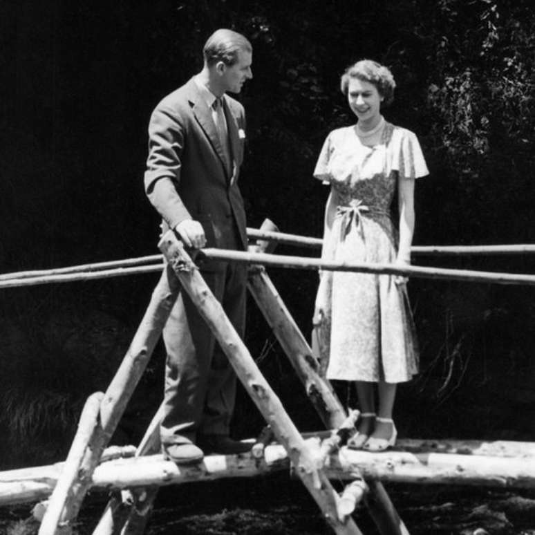 O príncipe Philip estava com a Princesa Elizabeth no Hotel Treetops, no Quênia, em fevereiro de 1952, quando ela descobriu que seu pai havia morrido e ela se tornaria rainha. Essa foto foi tirada alguns dias antes de o casal receber a notícia