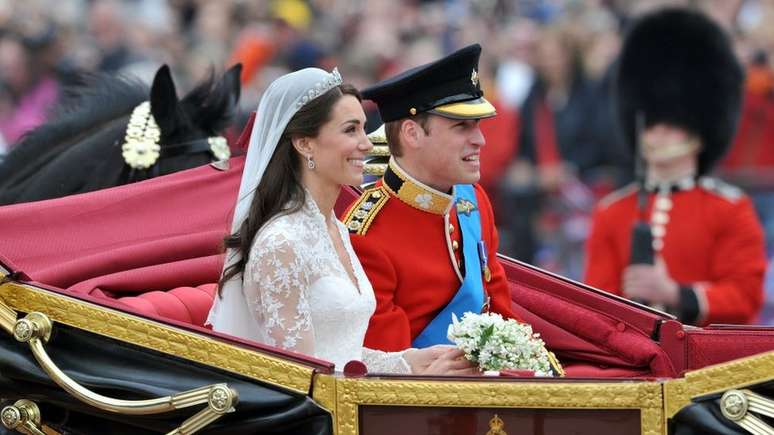 No dia do casamento, o duque e a duquesa de Cambridge foram levados de carruagem da Abadia de Westminster para o Palácio de Buckingham