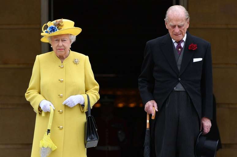 Ao lado da rainha, o duque observou um minuto de silêncio no início de uma festa no jardim no Palácio de Buckingham, em 23 de maio de 2017, em homenagem aos mortos depois do atentado no show de Ariana Grande, em Manchester