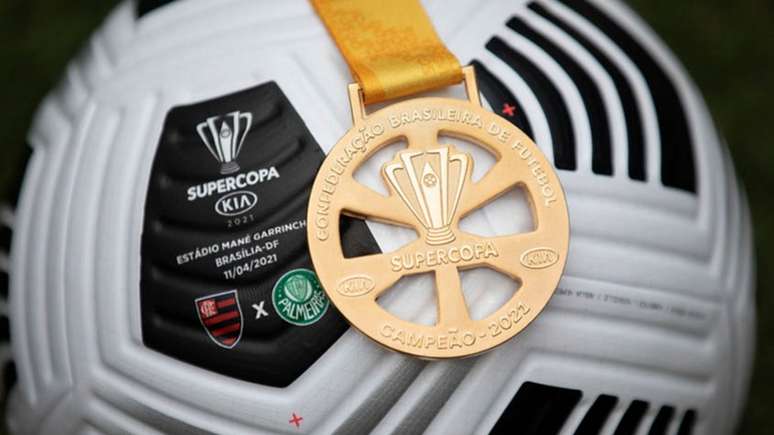 Bola personalizada e a medalha de campeão da Supercopa do Brasil... Quem leva? (Foto: Lucas Figueiredo/CBF)