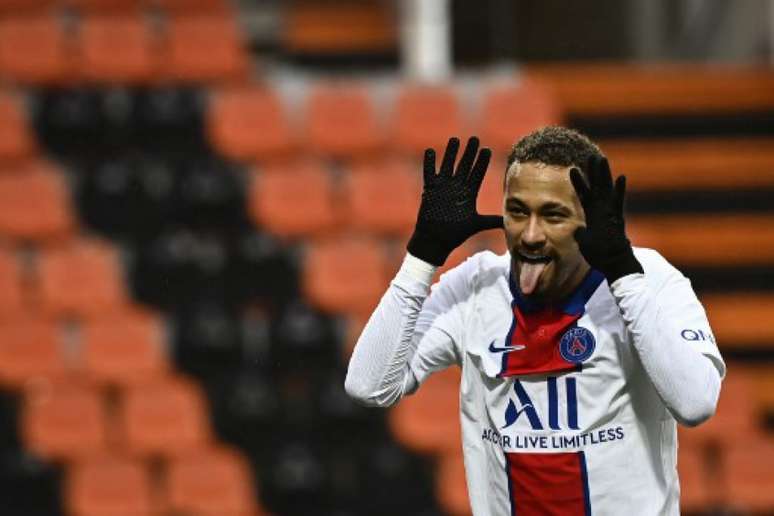 Neymar comemorando gol pelo PSG no campeonato (Foto: DAMIEN MEYER / AFP)