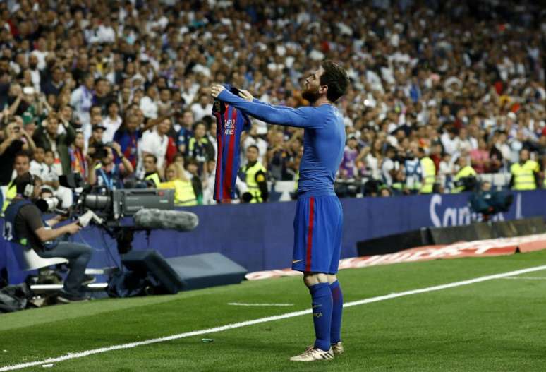 Messi celebra de forma icônica após marcar o gol da vitória do Barcelona contra o Real Madrid no Bernabéu em 2017 (OSCAR DEL POZO / AFP)
