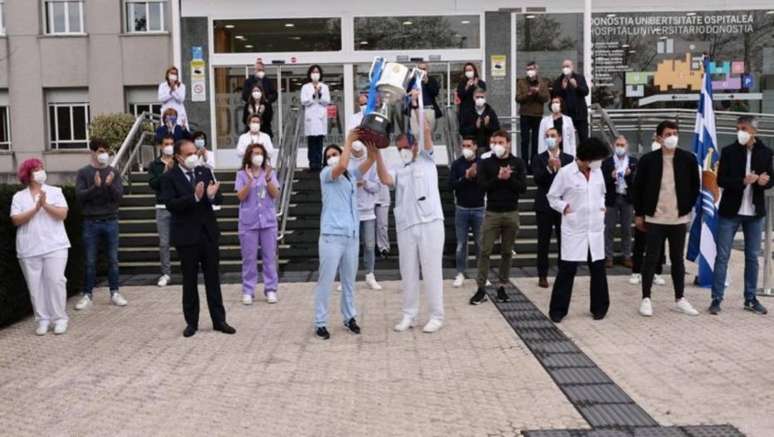 Real Sociedad leva troféu da Copa do Rei a hospital e homenageia profissionais da saúde