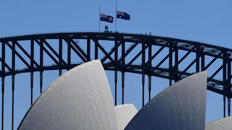 Bandeiras australianas foram hasteadas a meio mastro na Ponte da Baía de Sydney em homenagem ao duque