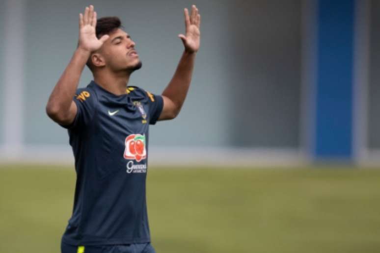 Gabriel Menino em seu primeiro treinamento com a Seleção principal do Brasil (Foto: Lucas Figueiredo/CBF)