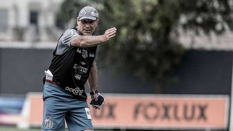 Ariel Holan passa instruções para seus comandados em treino no CT Rei Pelé