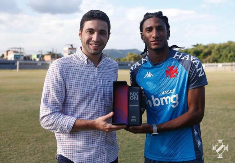 Talles Magno recebeu a premiação do diretor de futebol, Alexandre Pássaro (Rafael Ribeiro/Vasco)
