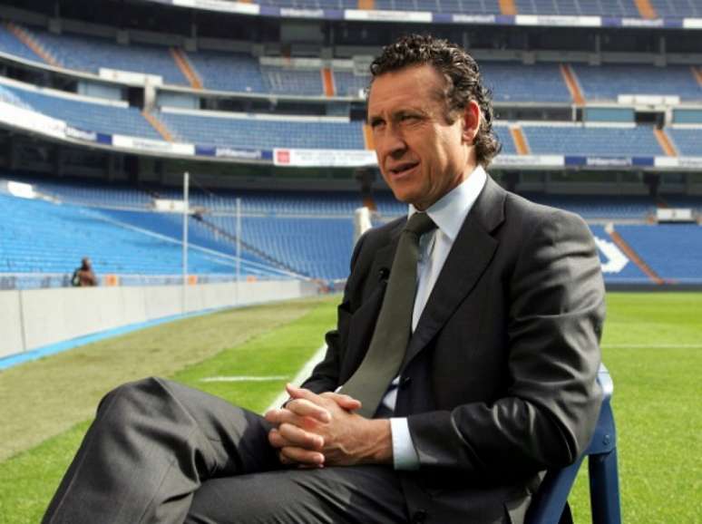 Jorge Valdano em entrevista no Estádio Santiago Bernabéu quando ainda era diretor do Real Madrid (Foto: AFP)