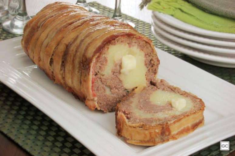 Guia da Cozinha - Rocambole de carne com purê e bacon para provar no almoço