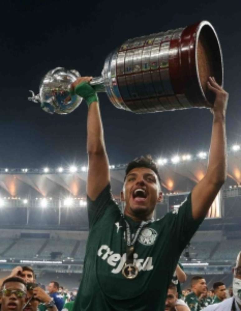 Menino com a taça da Libertadores no Maracanã (Foto: Cesar Greco)