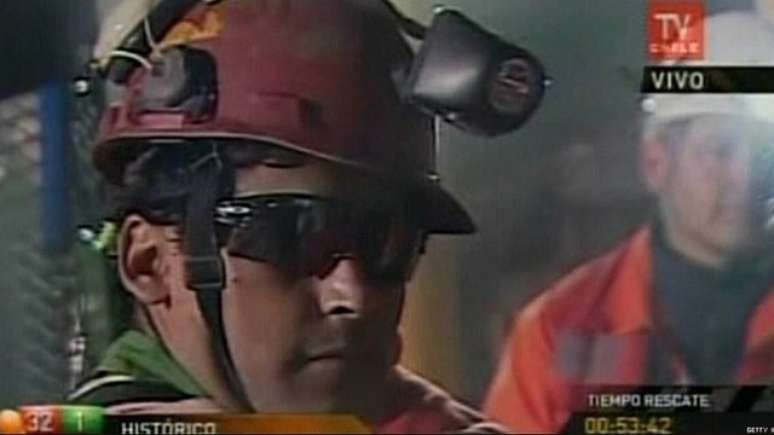 Florencio &Aacute;valos, o primeiro resgatado, aparece em imagem de TV logo ap&oacute;s sair da c&aacute;psula F&eacute;nix