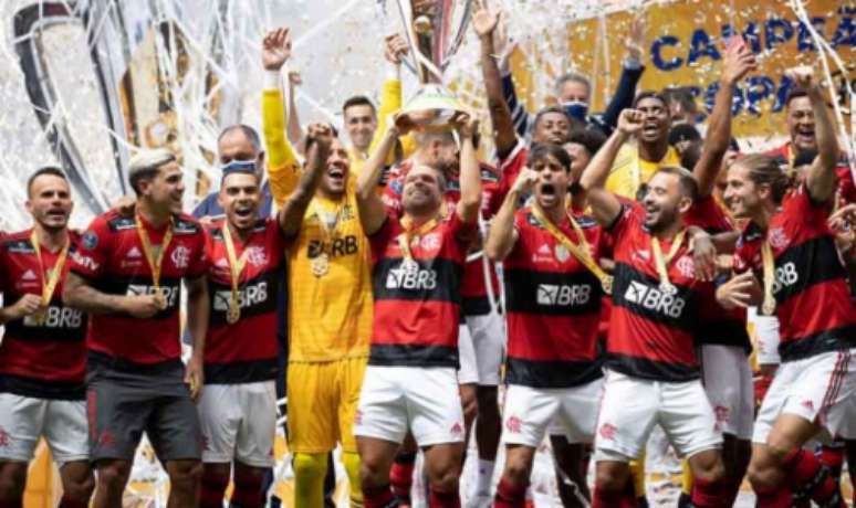 Bicampeão! Flamengo levantou o caneco (Foto: Lucas Figueiredo/CBF)