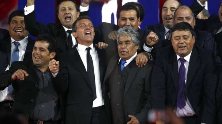 Ator Antonio Banderas com mineiros resgatados, na &eacute;poca do lan&ccedil;amento do filme ``Os 33&acute;&acute;