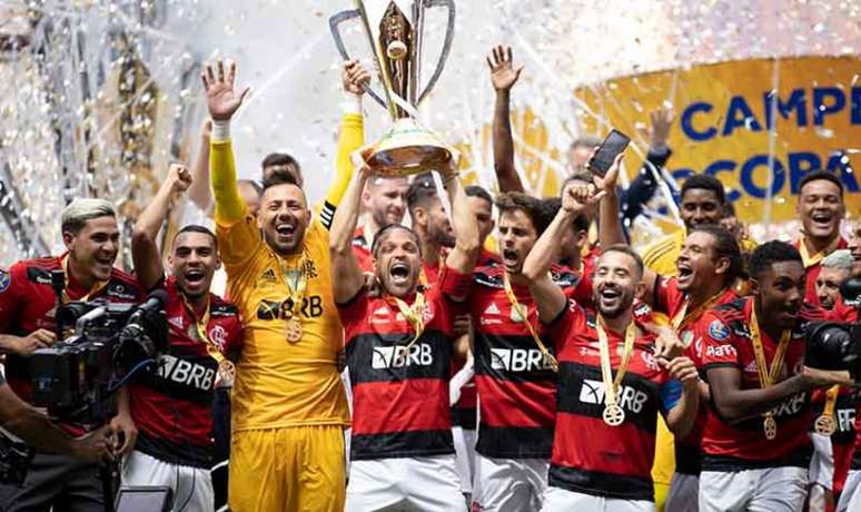 Equipe do Flamengo comemora o bicampeonato da Supercopa do Brasil em cima do Palmeiras (Foto: Lucas Figueiredo/CBF)