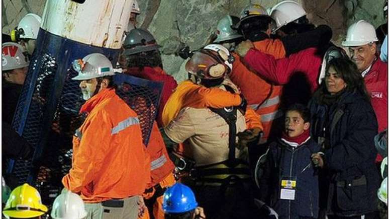 Trabalhadores festejam o resgate bem-sucedido de mais um mineiro