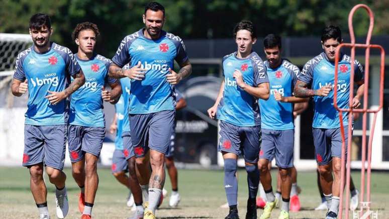 Bola Do Futebol Ou De Futebol No Lance Inicial De Um Jogo Foto de