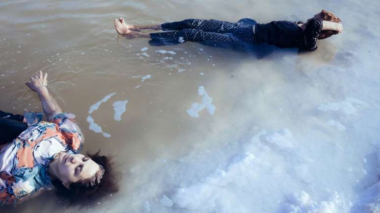 Mulheres tomam banho no que restou do lago em 2014