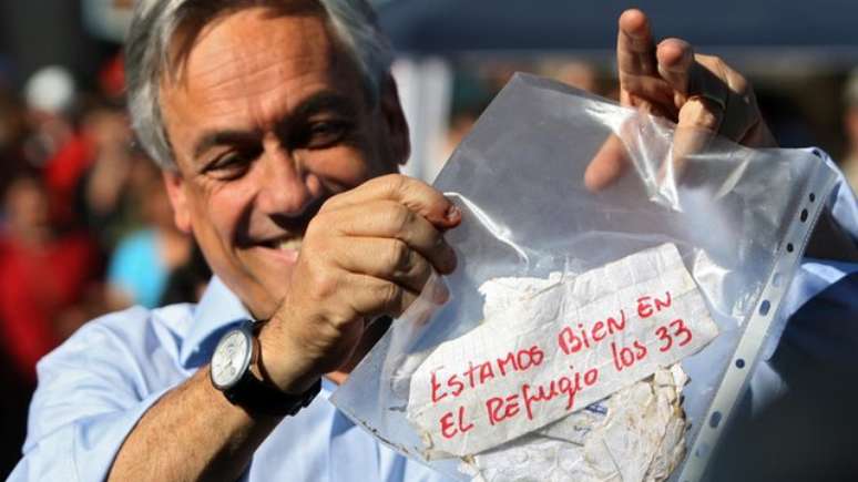 Presidente Pi&ntilde;era exibe o bilhete enviado pelos mineiros avisando que todos est&atilde;o vivos