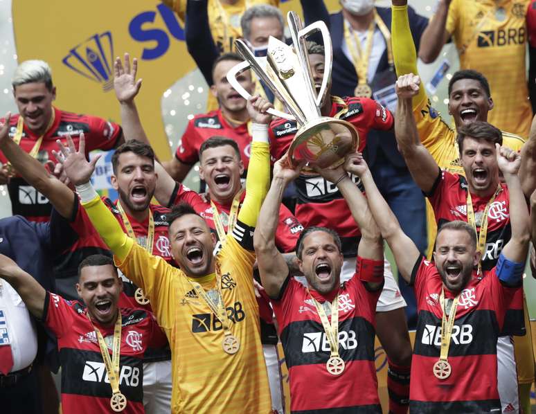 Flamengo vence Palmeiras nos pênaltis e conquista título da Supercopa do  Brasil