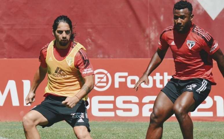 Benítez e Luan durante treino do São Paulo (Foto: Reprodução/ Twitter @SaoPauloFC)