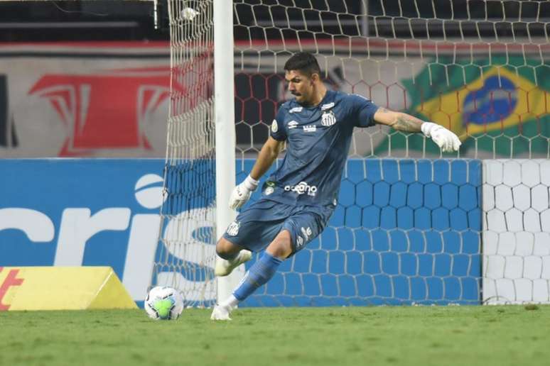 João Paulo está trabalhando para melhorar a saída de bola com os pés (Foto: Ivan Sorti/Santos)