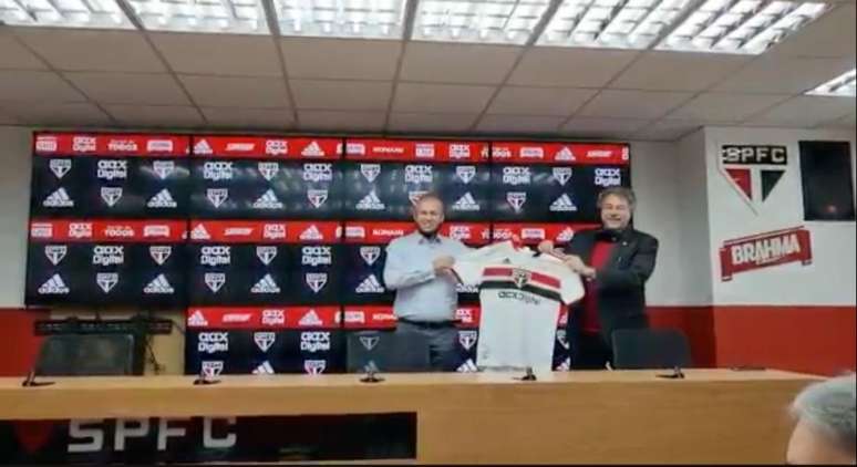 Imagem vazada de Casares segurando uniforme do São Paulo com a logomarca do AAX Digital (Foto: Reprodução)