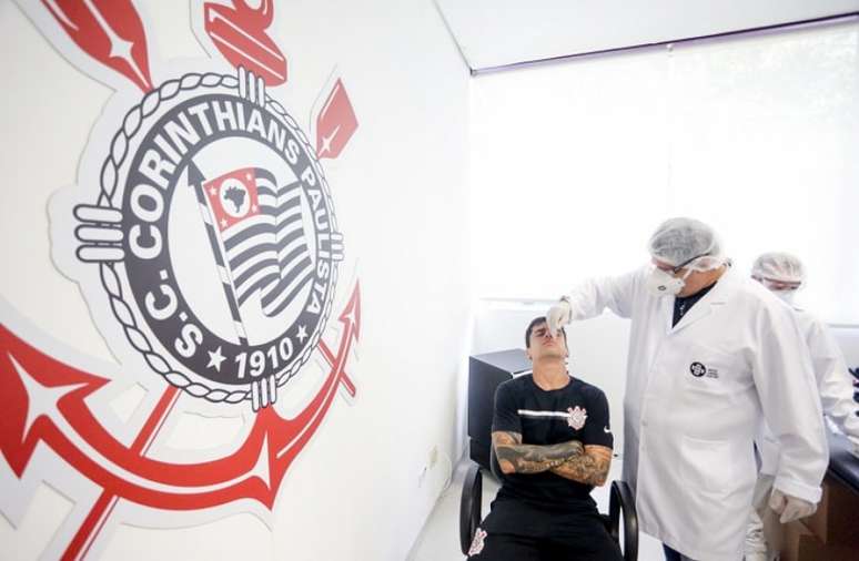 Fagner e seus companheiros passaram por uma bateria de testes neste domingo (Foto: Rodrigo Coca/Ag. Corinthians)