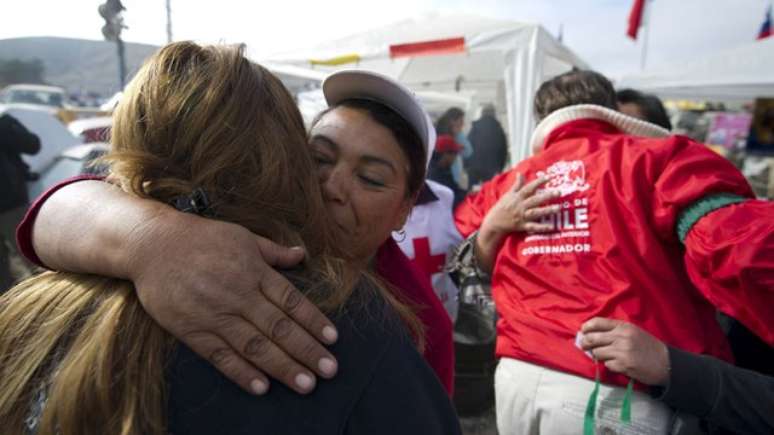 Parentes dos mineiros se abra&ccedil;am ap&oacute;s saberem que todos do grupo est&atilde;o vivos