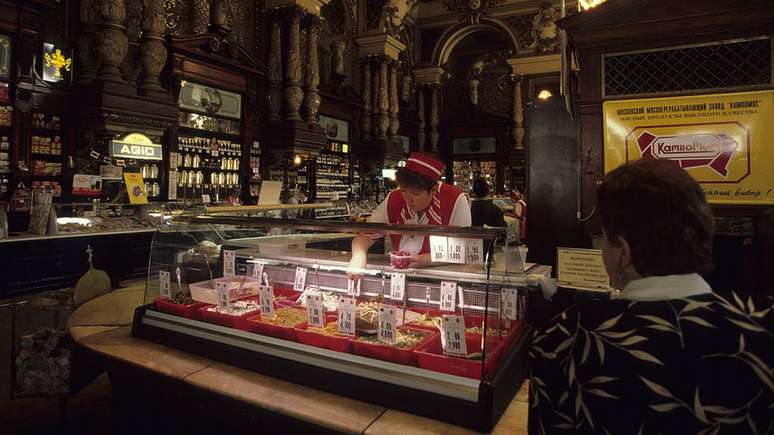 A loja, retratada aqui em 1998, ainda era movimentada e tinha prateleiras cheias