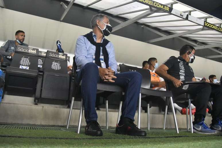O técnico Ariel Holan tem pouco mais de um mês do Santos (Foto: Natacha Pisarenko / AFP / POOL)