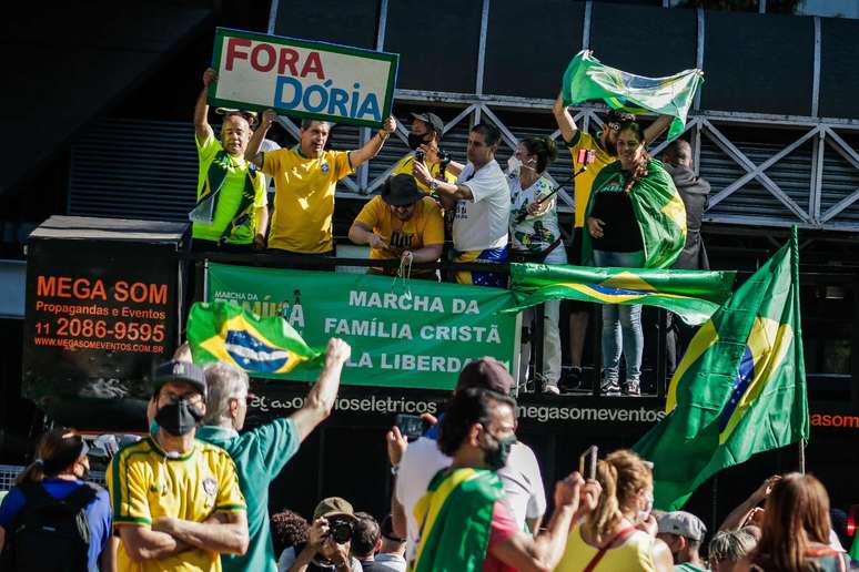 Bolsonaristas protestam contra proibição de missas e cultos