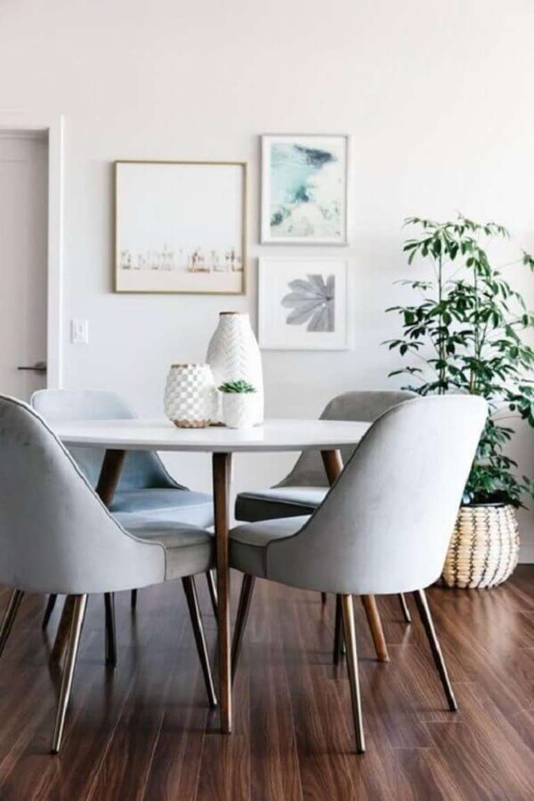 43. Cadeira cinza claro para decoração de sala de jantar simples com mesa redonda – Foto: Pinterest