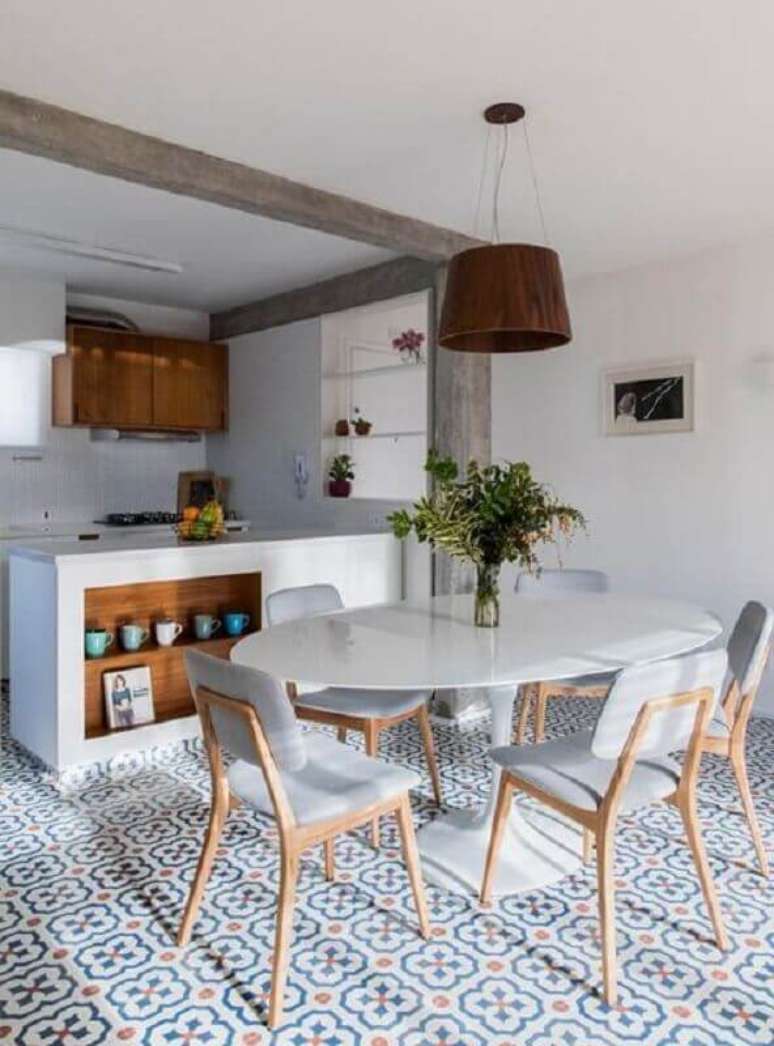 50. Mesa com cadeira cinza para decoração de sala de jantar integrada com cozinha – Foto: Iná Arquitetura