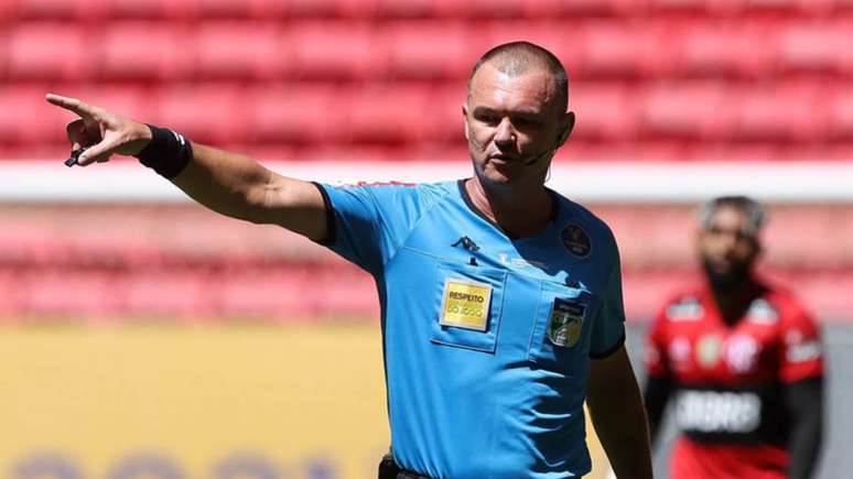 O árbitro Leandro Vuaden, durante a partida entre Flamengo e Palmeiras (Foto: Cesar Greco/Palmeiras)