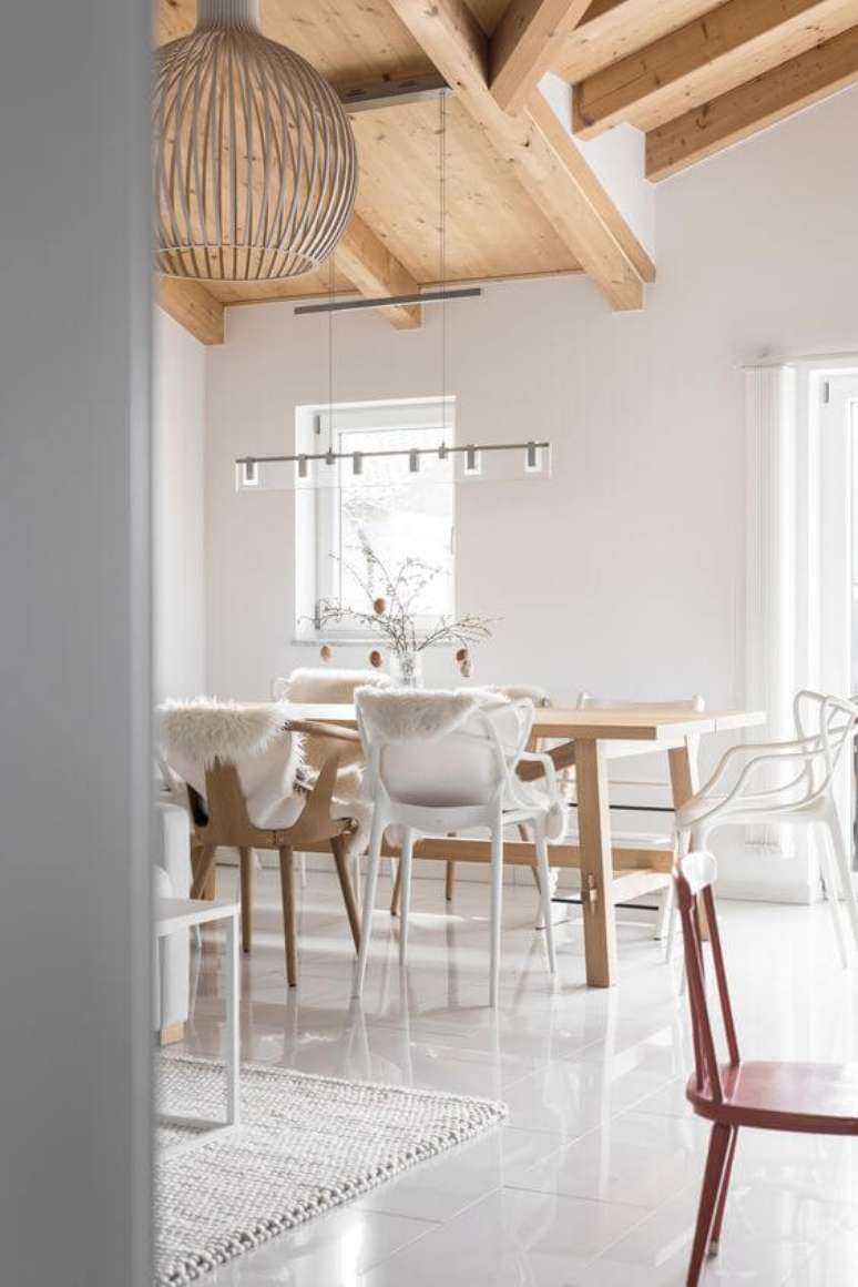 6. Cadeira allegra branca com mesa de jantar de madeira – Foto Pintrest