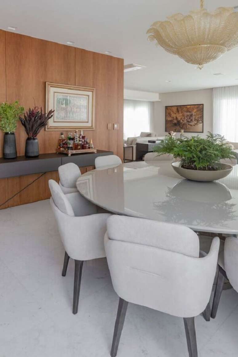 13. Decora&ccedil;&atilde;o moderna com cadeira cinza clara para mesa de jantar redonda &ndash; Foto: Casa de Valentina