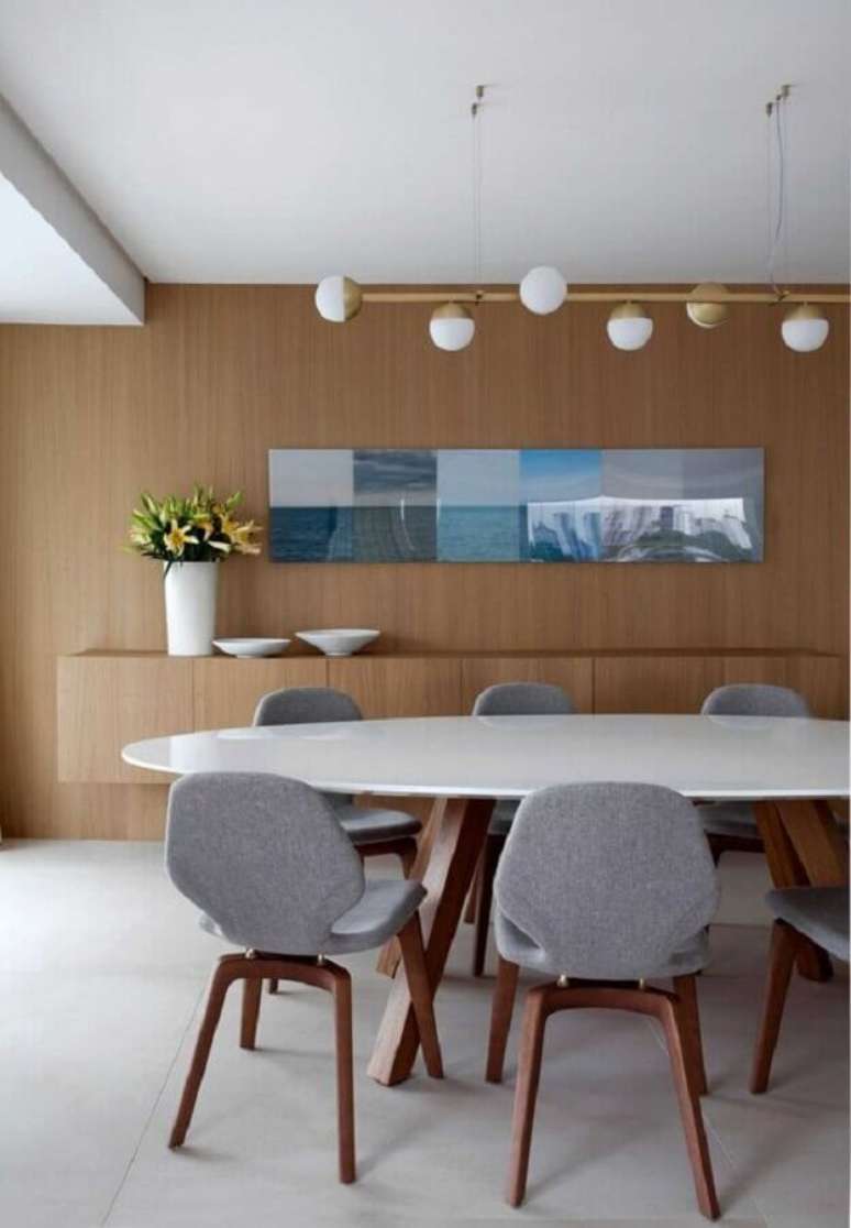 49. Mesa com cadeira cinza para decoração de sala de jantar amadeirada moderna – Foto: Histórias de Casa