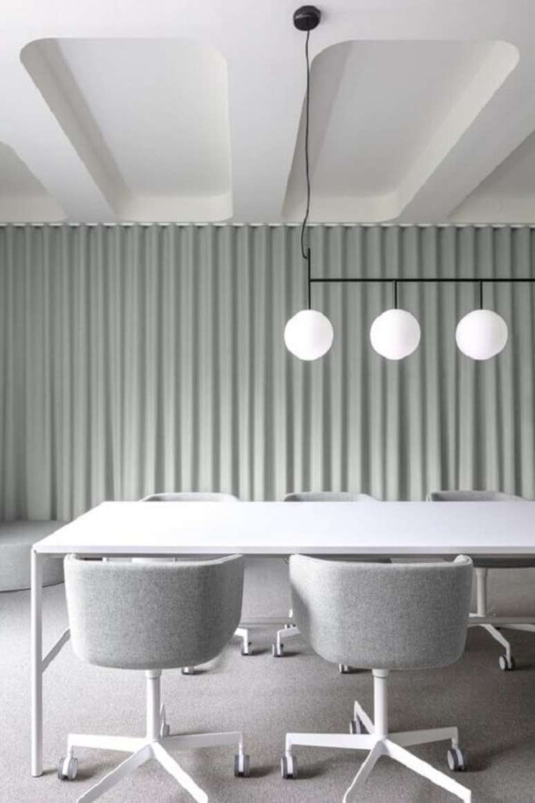 9. Decoração minimalista para escritório com cadeira giratória cinza claro – Foto: Office Snapshots