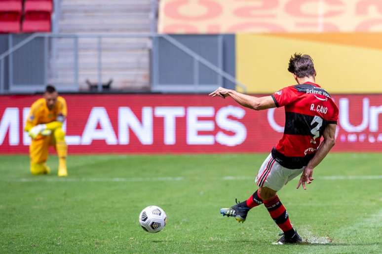 Rodrigo Caio no momento do pênalti decisivo (Foto: Marcelo Cortes/Flamengo)