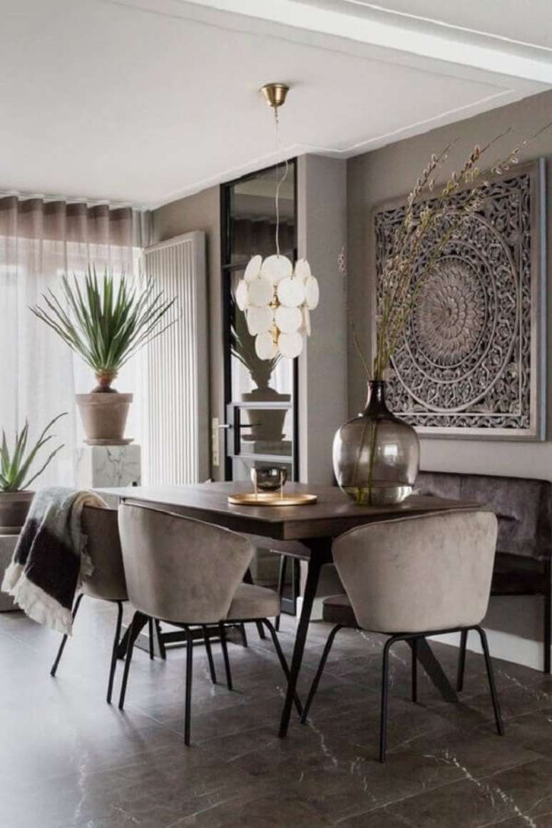 27. Decora&ccedil;&atilde;o com cadeiras para sala de jantar cinza sofisticada &ndash; Foto: Pinterest