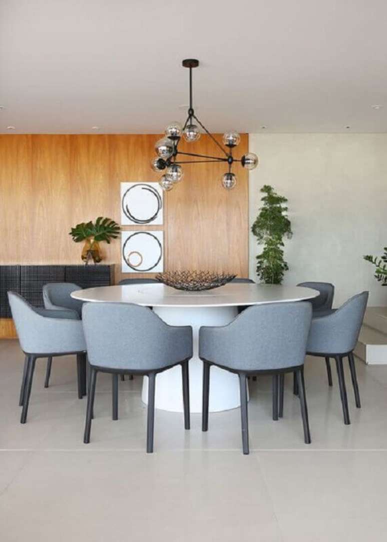 61. Sala moderna decorada com cadeira cinza para mesa de jantar redonda – Foto: Casa de Valentina