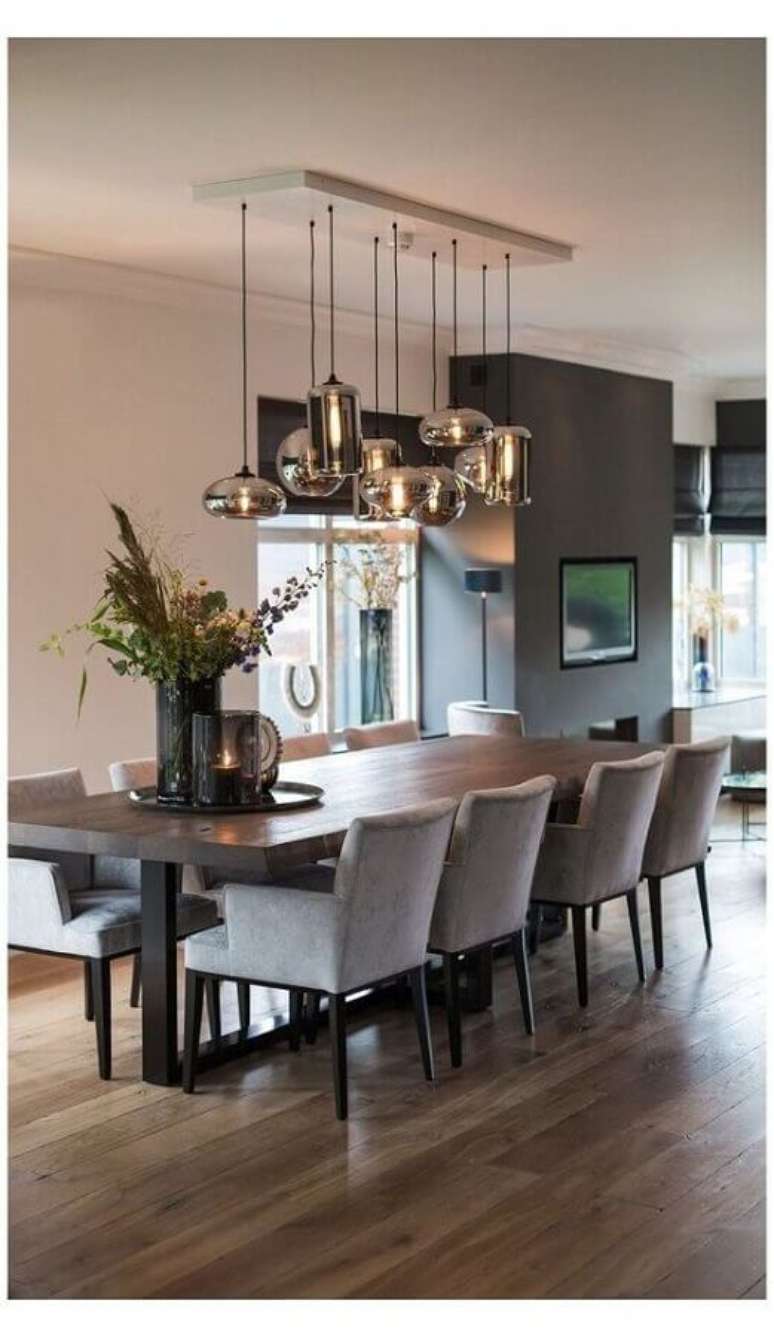 19. Cadeiras para sala de jantar cinza decorada com luminária pendente de vidro – Foto: Boca do Lobo