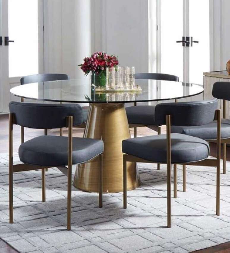 11. Decoração com cadeira cinza para mesa de jantar de vidro redonda – Foto: Pinterest
