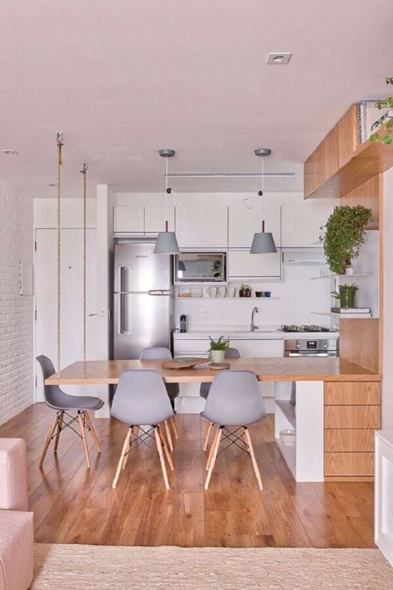 6. Cadeira eames cinza para decora&ccedil;&atilde;o de cozinha integrada com sala de jantar &ndash; Foto: Casa de Valentina