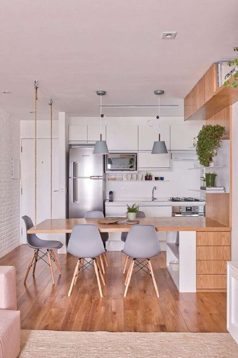 6. Cadeira eames cinza para decoração de cozinha integrada com sala de jantar – Foto: Casa de Valentina