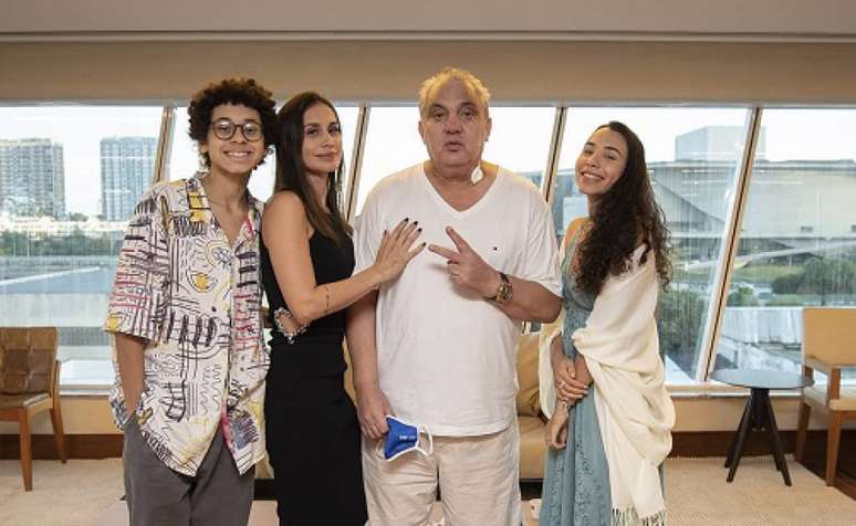 Branco e família quando retornou a casa após receber alta no hospital e se recuperar da Covid-19 (Foto: Reprodução/Instagram)